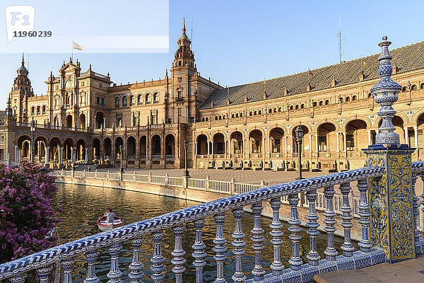 Plaza de Espana  ein Gebäudekomplex aus der Renaissance des 20. Jahrhunderts  der um einen Pool herum gebaut wurde  mit Art-Déco- und Keramik-Details.