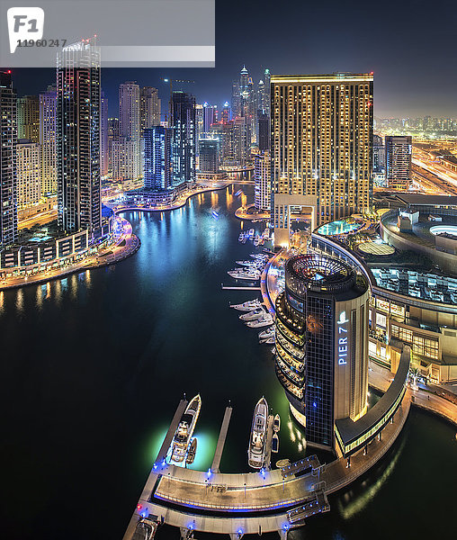 Stadtbild von Dubai  Vereinigte Arabische Emirate in der Abenddämmerung  mit beleuchteten Wolkenkratzern am Dubai Creek.