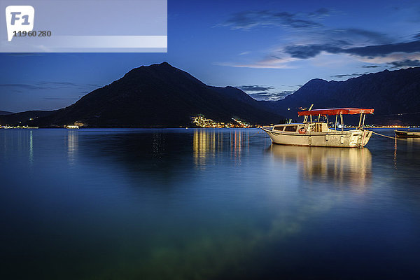 Boot vertäut im Hafen von Perast in der Bucht von Kotor  Montenegro bei Nacht  Berg in der Ferne.