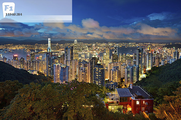 Luftaufnahme des Stadtbildes von Hongkong in der Abenddämmerung.