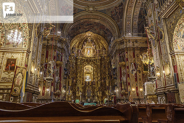 Innenansicht mit Hauptaltar der Basilika San Juan de Dios  Granada  Andalusien  Spanien.