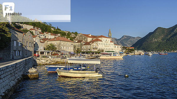 Ansicht der Boote im Hafen und in der Stadt Perast in der Bucht von Kotor  Montenegro.