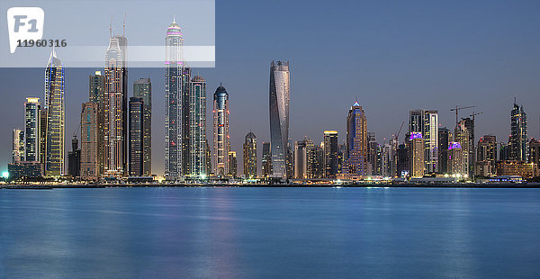 Stadtbild von Dubai  Vereinigte Arabische Emirate  mit Wolkenkratzern an der Küste des Persischen Golfs.