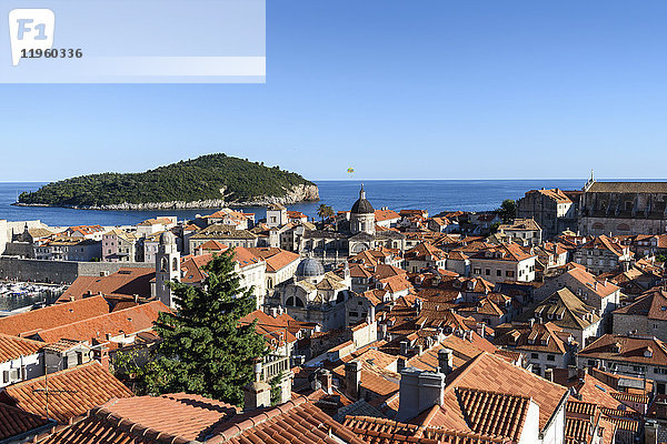 Blick über die Dächer der historischen Altstadt von Dubrovnik und Blick auf das Adriatische Meer.