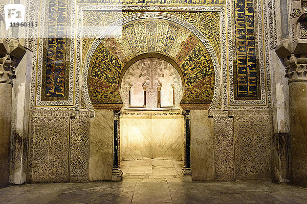 Innenansicht von Mihrab in der Großen Moschee von Cordoba und der Mezquita  Kathedrale Unserer Lieben Frau von Mariä Himmelfahrt  Cordoba  Spanien.