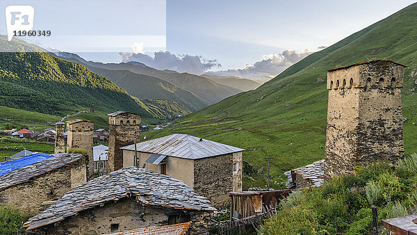 Gebäude in Ushguli  einer Gemeinschaft von vier Dörfern am Kopf der Enguri-Schlucht in Svaneti  Georgien. Berglandschaft.