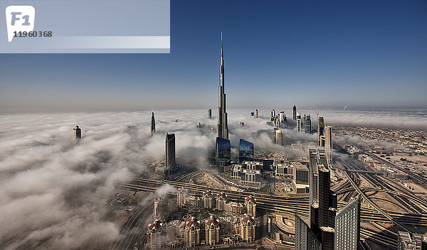 Luftaufnahme von Dubai  Vereinigte Arabische Emirate  mit Burj Khalifa und anderen Wolkenkratzern über den Wolken.