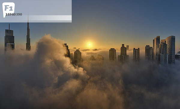 Blick auf den Burj Khalifa und andere Wolkenkratzer über den Wolken in Dubai  Vereinigte Arabische Emirate.