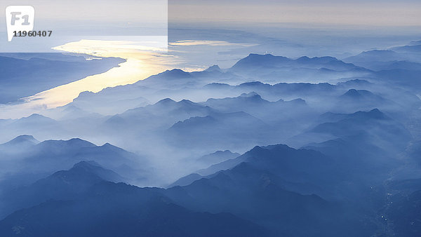 Luftaufnahme über ein nebliges Gebirge in der Region Veneto  Italien.