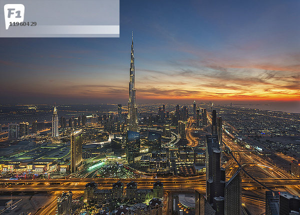 Stadtbild von Dubai  Vereinigte Arabische Emirate in der Abenddämmerung mit dem Wolkenkratzer Burj Khalifa in der Ferne.