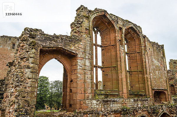 Außenansicht der Ruinen und des Mauerwerks und der Fenster des mittelalterlichen Bergfrieds von Kenilworth Castle  Warwickshire.