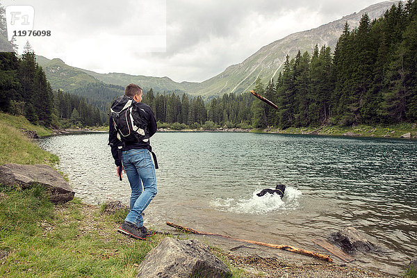 Mann mit Hund beim Wandern am See  Tirol  Steiermark  Österreich  Europa