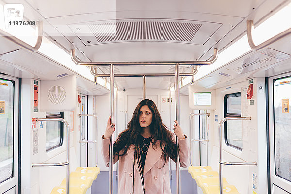 Porträt einer jungen Frau in der U-Bahn