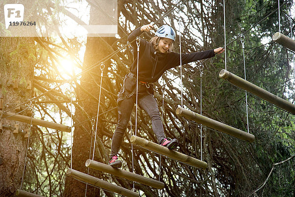 Teenager-Mädchen im Hochseilgarten