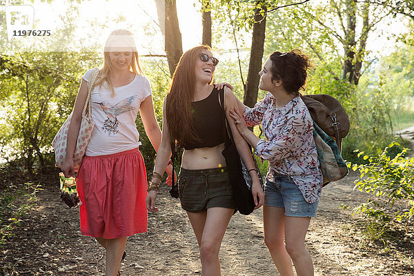 Drei Freundinnen gehen durch den Wald