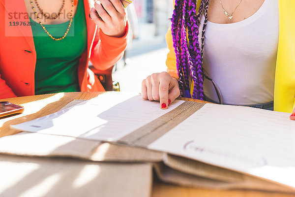 Frauen auf Städtereise im Outdoor-Café  Mailand  Italien