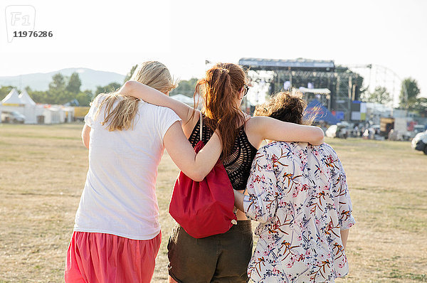 Drei Freundinnen beim Festival  Rückansicht