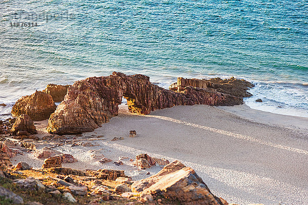 Erhöhte Ansicht einer Felsformation am Strand  Jericoacoara-Nationalpark  Ceara  Brasilien  Südamerika