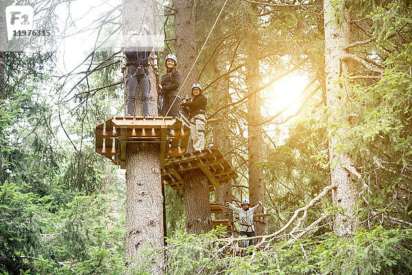 Freunde im Wald beim Hochseilgarten