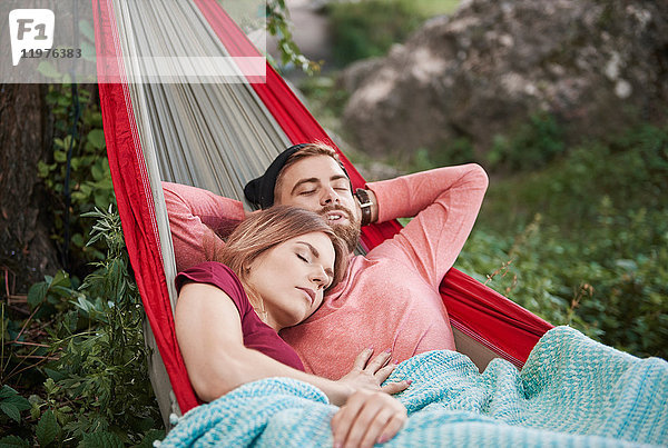 Paar entspannt in Hängematte mit geschlossenen Augen schlafend  Krakau  Malopolskie  Polen  Europa