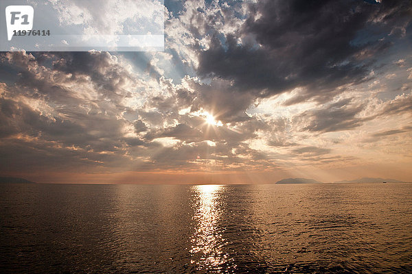Meer mit im Wasser reflektierter Sonne  Milazzo  Sizilien  Italien  Europa