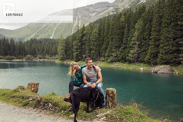 Paar mit Hund  Wandern  Sitzen am See  Tirol  Steiermark  Österreich  Europa