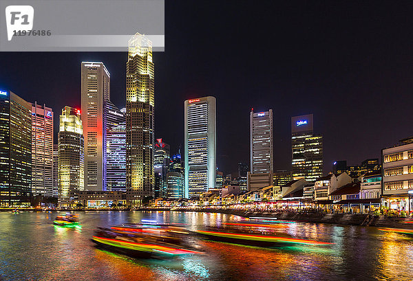 Blick auf den Fluss Singapur und die Skyline bei Nacht  Singapur  Südostasien