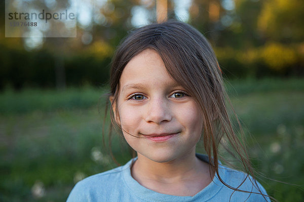 Porträt eines jungen Mädchens  im Freien  lächelnd  Nahaufnahme