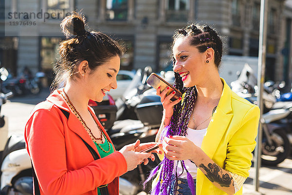 Frauen in Städtereise mit Mobiltelefon  Mailand  Italien