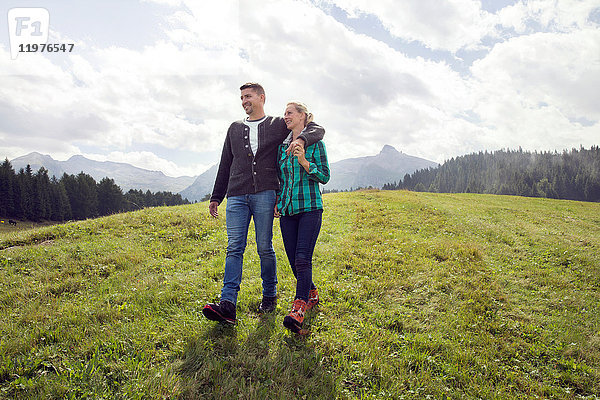 Paar zu Fuß im Feld  Tirol  Steiermark  Österreich  Europa