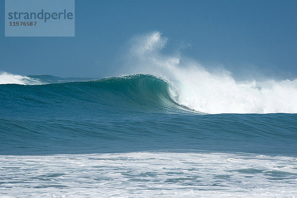 Meereswelle und Gischt gegen blauen Himmel  Santa Cruz  Guanacaste  Costa Rica