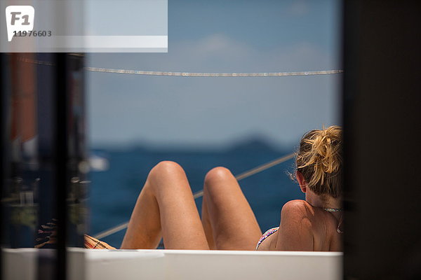 Rückansicht einer Frau beim Sonnenbaden auf einer Yacht  Ban Koh Lanta  Krabi  Thailand  Asien