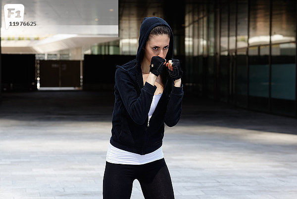 Junge Frau im Freien  beim Sport  in Kampfhaltung