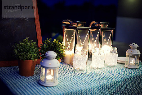 Tischset  im Freien  mit beleuchteten Laternen