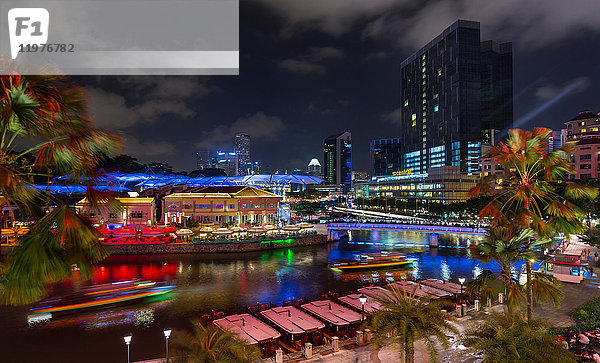 Fluss Singapur und Hafenviertel bei Nacht  Singapur  Südostasien