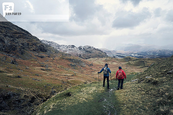 Wanderer im Gebirge  Coniston  Cumbria  Vereinigtes Königreich