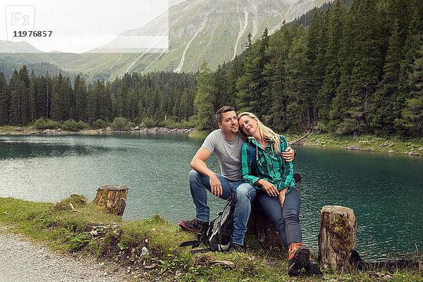 Wandern zu zweit  sitzen am See  Tirol  Steiermark  Österreich  Europa