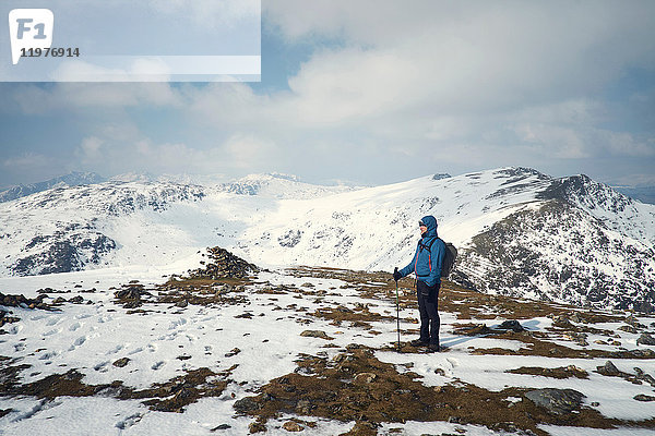 Wanderer auf schneebedecktem Berg  Coniston  Cumbria  Vereinigtes Königreich