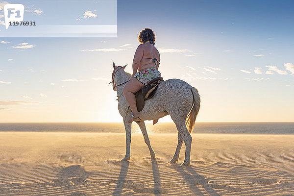 Frau reitet Pferd am Strand  Rückansicht  Jericoacoara  Ceara  Brasilien  Südamerika