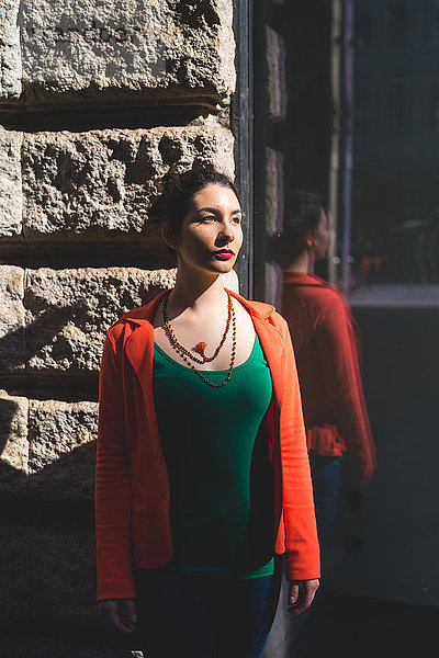 Frau an der Wand stehend  Mailand  Italien