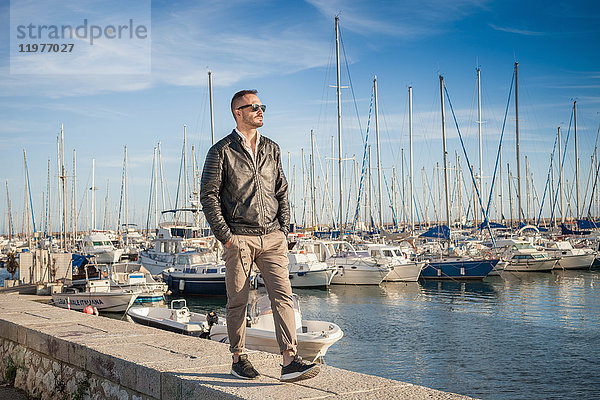 Mann geht durch den Hafen und schaut weg  Cagliari  Sardinien  Italien  Europa