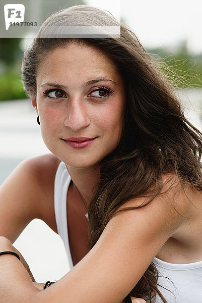 Porträt einer jungen Frau  im Freien  lächelnd
