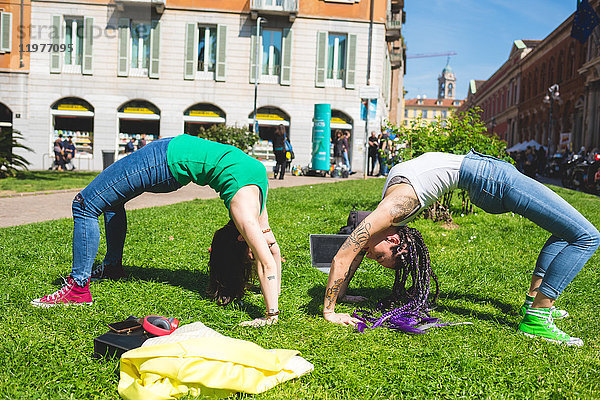 Frauen machen Handstand mit gewölbtem Rücken  Mailand  Italien