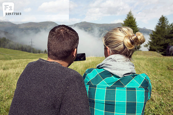 Rückansicht eines Paares im Nebel der Feldfotografie  Tirol  Steiermark  Österreich  Europa