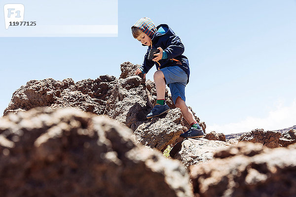 Junge klettert auf Felsen am Teide  Teneriffa  Kanarische Inseln