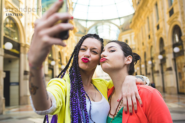 Frauen bei der Selbsthilfe in der Galleria Vittorio Emanuele II  Mailand  Italien