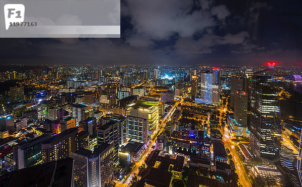 Hochauflösende Stadtlandschaft und Stadtlichter bei Nacht  Singapur  Südostasien