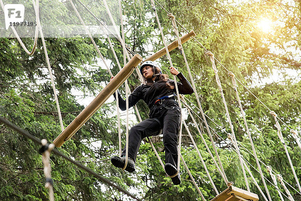 Teenager-Mädchen im Hochseilgarten