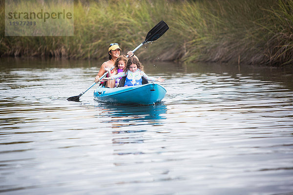 Mutter und Töchter beim Kajakfahren in Halls River  Homosassa  Florida  USA