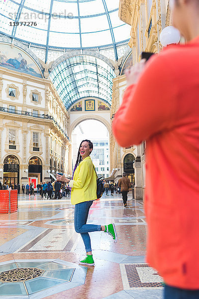 Frauen beim Fotografieren in der Galleria Vittorio Emanuele II  Mailand  Italien